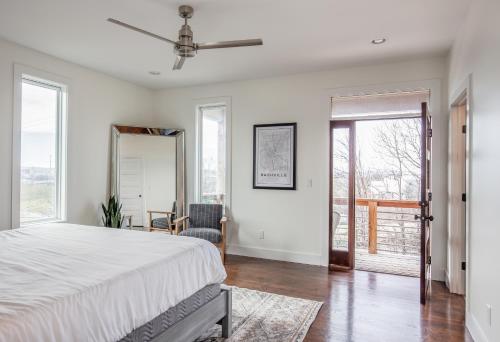 una camera da letto con un letto e uno specchio di Whiskey House with Rooftop Golf, City views! 8min to Downtown! Sleeps 9! a Nashville