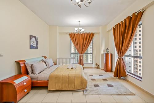 1 dormitorio con 1 cama y 2 ventanas en Cozy pad in the heart of Dubai on JBR beach!, en Dubái