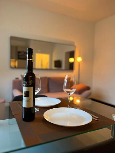 杜伊斯堡的住宿－Easy and Cozy，桌子上放有一瓶葡萄酒和两杯酒