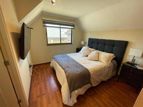 Un dormitorio con una cama grande y una ventana en Espectacular Casa con 3D/3B, en Los Ángeles