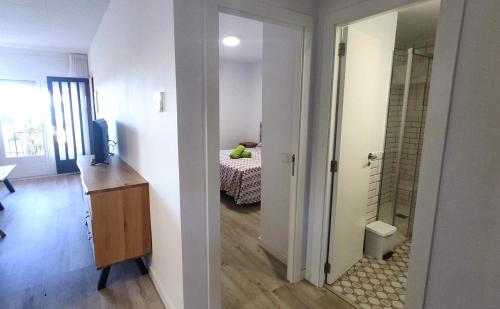 パルスにあるCasa Pedro - 511 - Apartamento 2H a 300m de la playaのデスク付きの部屋、ベッド付きの部屋