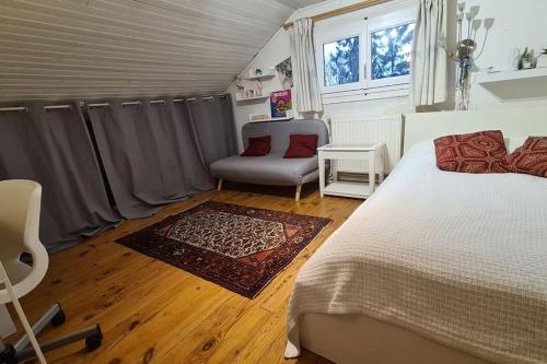 una camera da letto con un letto, una sedia e una finestra di Pretty House 15mn from Eiffel Tower and Versailles a Sèvres