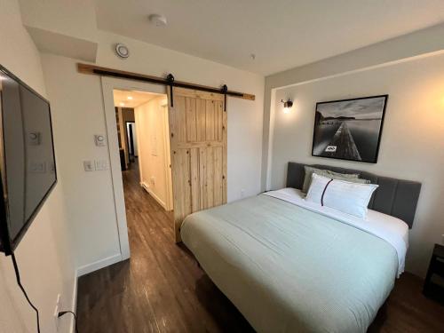 a bedroom with a large white bed in a room at Dt 1Bed 1bath Cozy Suite 8 Min Walk To Arena in Edmonton