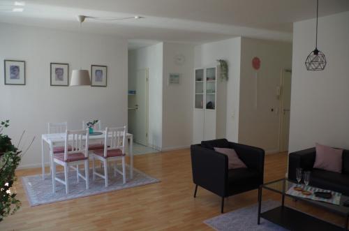 a living room with a table and chairs at Citywohnung Würselen in Würselen