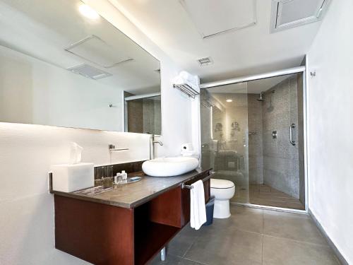 uma casa de banho com um lavatório e um WC em Park Inn by Radisson Mazatlan em Mazatlán