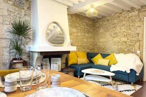 un salon avec un canapé bleu et une table dans l'établissement Le Jardin - Pl St Sauveur - Hypercentre, à Caen