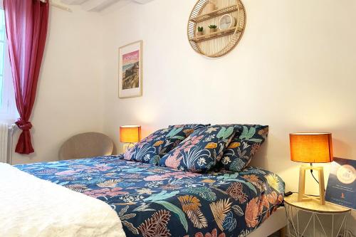 - une chambre avec un lit, deux lampes et un miroir dans l'établissement Le Jardin - Pl St Sauveur - Hypercentre, à Caen