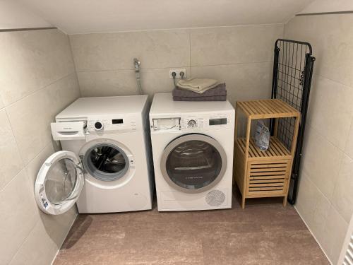 a laundry room with a washing machine and a washer at Schwalbennest Monteurwohnung in Korbach