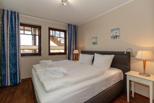 キュールングスボルンにあるUrlaubstraeume-am-Meer-Wohnung-5-7-9590のベッドルーム(白いシーツを使用した大型ベッド1台付)