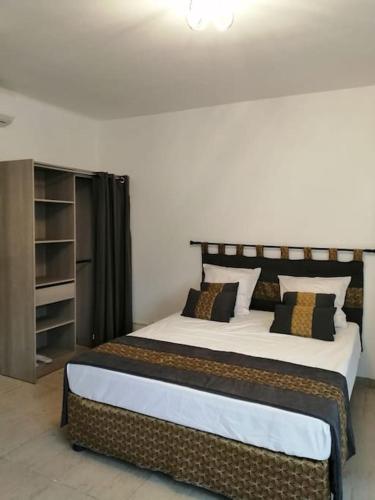 ein Schlafzimmer mit einem großen Bett in einem Zimmer in der Unterkunft Studio proche du centre-ville in Carcassonne
