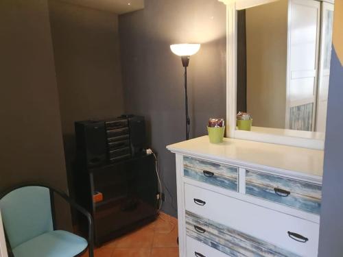 um quarto com uma cómoda com um espelho e um candeeiro em Nel Cuore Pulsante della Città! em Alessandria