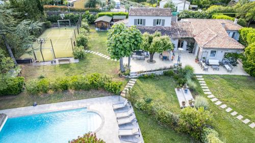 une vue aérienne d'une maison avec piscine dans l'établissement VILLA TIMAUTINE Cannes, à Peymeinade