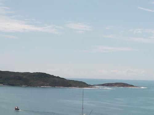 een uitzicht op een waterlichaam met een eiland bij Lindo apartamento em Guarapari - Novinho - Vista Maravilhosa in Guarapari