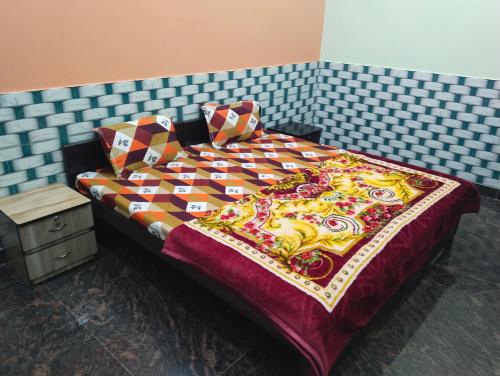 Giường trong phòng chung tại Gaurav bhawan