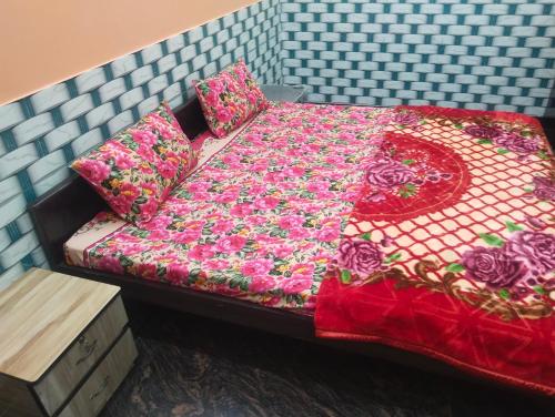 Cama ou camas em um quarto em Gaurav bhawan