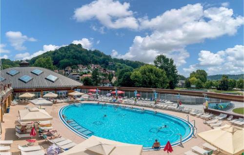 uma grande piscina com cadeiras e guarda-sóis em Apartman Buba em Krapinske Toplice