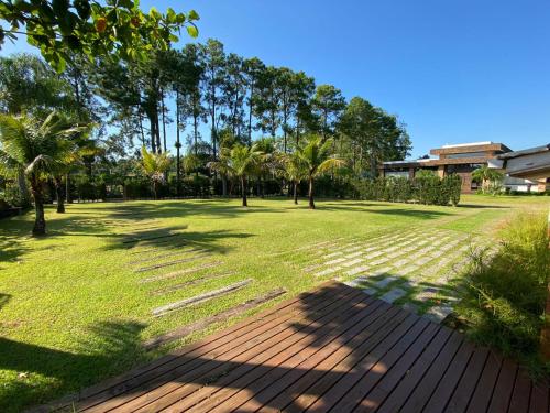 ガロパバにあるCasa da Barrinha Garopabaの椰子の木と遊歩道のある公園