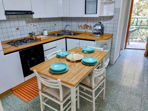 d'une cuisine avec une table en bois et des plaques bleues. dans l'établissement La Casa sulle Mura - Montecarlo - A 15 km da Lucca, à Montecarlo