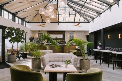 una hall con divano, tavoli e sedie di Sonder Chelsea Green a Londra
