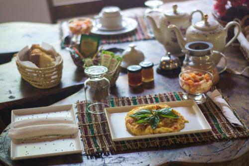 圣阿马鲁Ciamat Camp的桌子上放着一盘食物