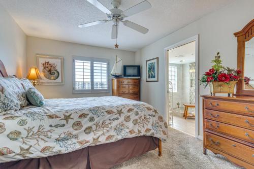 Katil atau katil-katil dalam bilik di Oceanfront Fort Walton Beach Condo with Balcony!