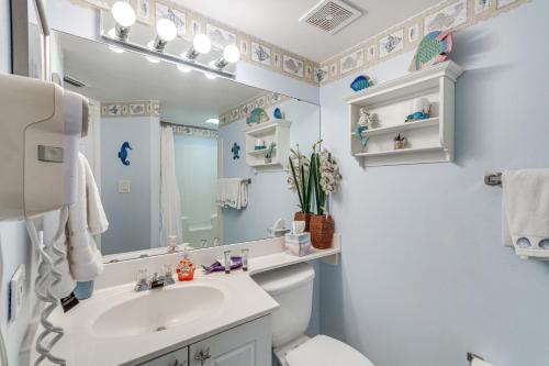 Bilik mandi di Oceanfront Fort Walton Beach Condo with Balcony!