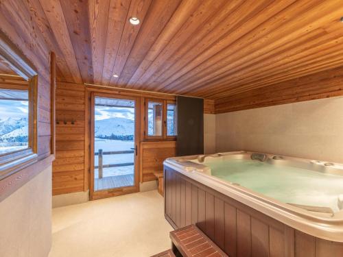 LʼHuezにあるChalet de luxe, spa, ski aux pieds, Alpe d'Huez - FR-1-645-48の窓付きの客室で、ジャクジータブが備わります。