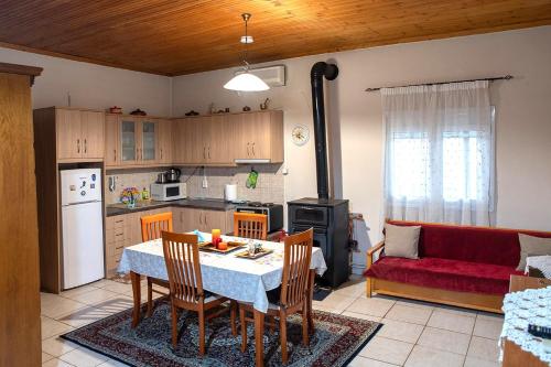 cocina y sala de estar con mesa y sillas en Cottage Lina, en Édessa