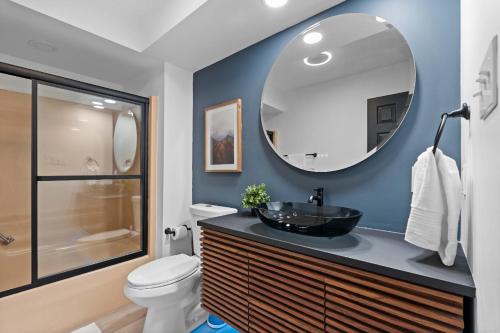 a bathroom with a sink and a mirror at Northside Pittsburgh Luxurious Apartment in Pittsburgh