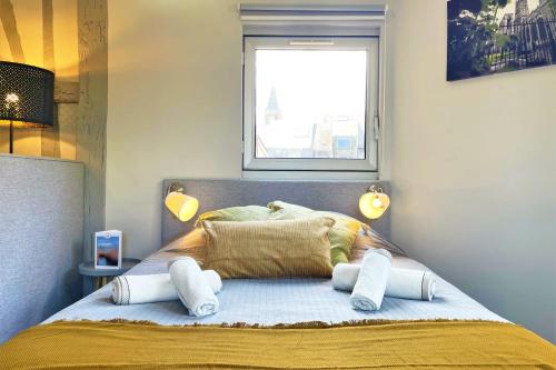 - une chambre avec un lit avec deux oreillers et une fenêtre dans l'établissement Les 3 Clochers - Cosy et Confort - Hypercentre, à Rouen