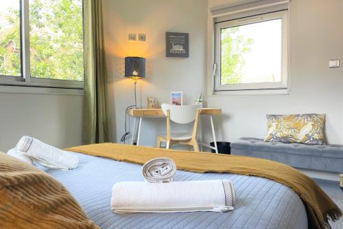 une chambre avec un lit, un bureau et des fenêtres dans l'établissement Les 3 Clochers - Cosy et Confort - Hypercentre, à Rouen