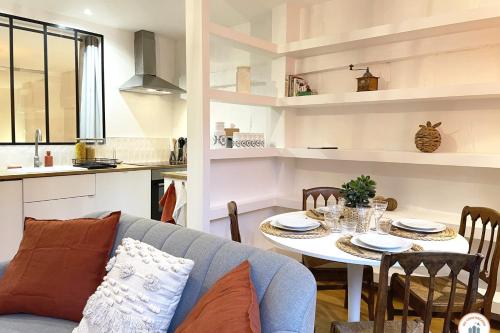 un salon avec un canapé et une table dans l'établissement Le Terracotta - Standing - Lumineux, à Rouen