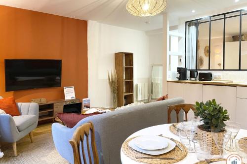 un salon avec un canapé et une table dans l'établissement Le Terracotta - Standing - Lumineux, à Rouen