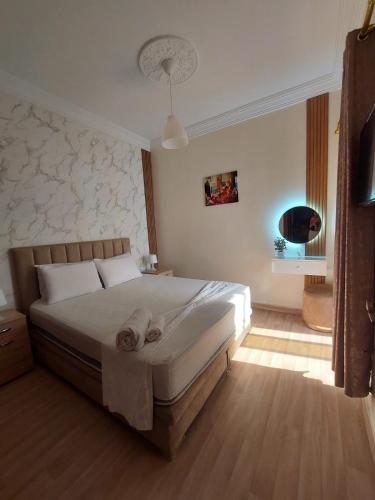 Кровать или кровати в номере Charite Host Appartement , Wifi et Parking Gratuit