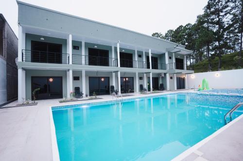 una gran piscina frente a una casa en Hotel Ágape, en Marcala