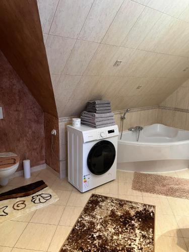 eine Mikrowelle im Bad neben einer Badewanne in der Unterkunft Apartament u Mrugały in Biały Dunajec
