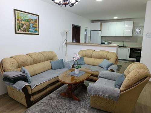 ein Wohnzimmer mit 2 Sofas und einem Tisch in der Unterkunft Entire house floor - 2-Bedroom Cozy & Peaceful Apartment in Podgorica