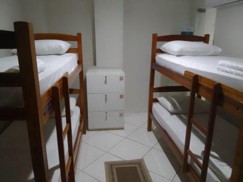 Hostel Arena Prime في سلفادور: غرفة مع ثلاثة أسرة بطابقين في غرفة