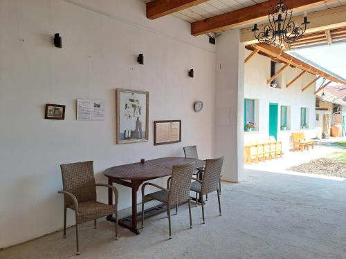 Rakvice的住宿－Mirabelka Rakvice，一间带木桌和椅子的用餐室