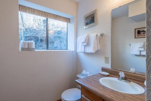 Koupelna v ubytování Sage Road Condo 320 - Private Sauna, Walk to Bald Mt Skiing, Bunks for Kids