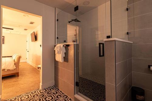 La salle de bains est pourvue d'une douche avec une porte en verre. dans l'établissement Luxury Tampa home King bed 4BR, à Tampa