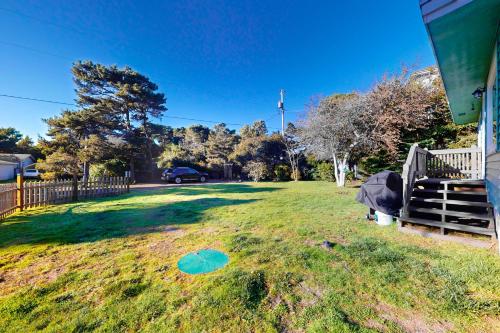 a frisbee in the grass in a yard at Florence Hideaway in Florence