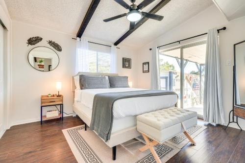 Schlafzimmer mit einem Bett und einem Deckenventilator in der Unterkunft Awesome Canyon Lake Home Rooftop Deck and Fire Pit! in Canyon Lake
