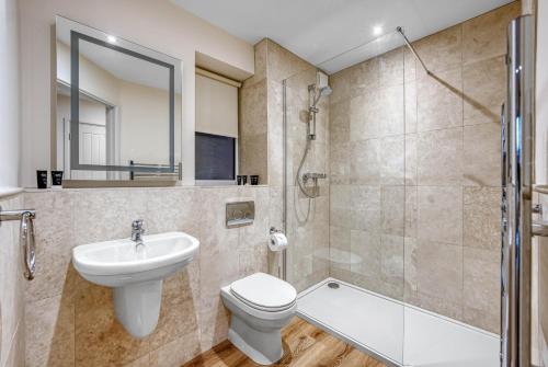 uma casa de banho com um lavatório, um WC e um chuveiro em Luxury Stockton Studio Rooms, Free WiFi & Parking 