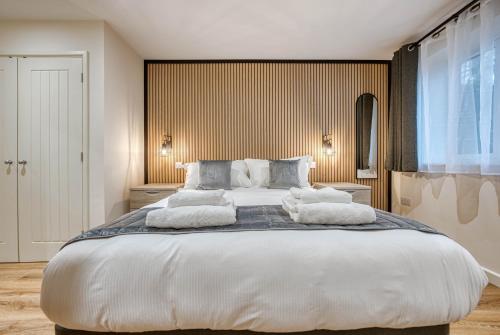 um quarto com uma grande cama branca e 2 almofadas em Luxury Stockton Studio Rooms, Free WiFi & Parking 