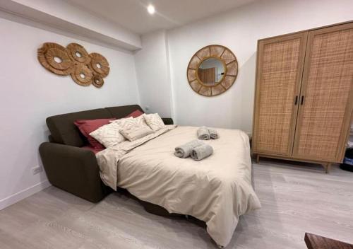 une chambre avec un lit avec des serviettes dessus dans l'établissement Studio Maya Mexican Style, à Cognac