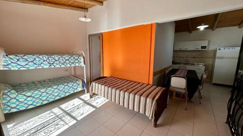 Zimmer mit 2 Etagenbetten und einer Küche in der Unterkunft Valles del Sur - Malargüe in Malargüe