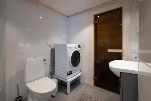 a bathroom with a washing machine and a sink at Exklusiv ski in-ski out stuga, i Hundfjället Sälen in Sälen