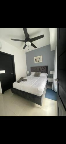 Una cama o camas en una habitación de Perfecto para 3 personas.