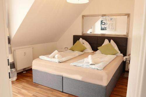 une chambre avec un lit avec deux oreillers dessus dans l'établissement Vienna Airport Residences, à Himberg